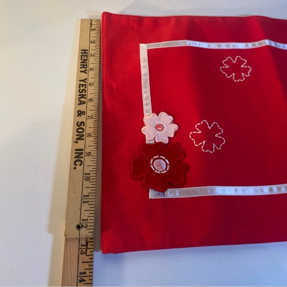 Set Of 2 Home Studio Flower Appliqué Flowers White Ribbon Border Red Placemats